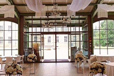 Miniature Location salle Piré-sur-Seiche (Ille-et-Vilaine) - Domaine du Château des Pères #12 Lit double avec une couverture blanche, des coussins colorés et une robe de mariée posée sur le côté.