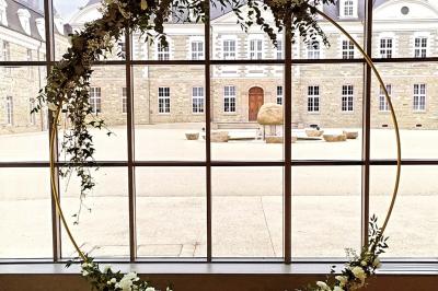 Miniature Location salle Piré-sur-Seiche (Ille-et-Vilaine) - Domaine du Château des Pères #19 Lit double avec une couverture blanche, des coussins colorés et une robe de mariée posée sur le côté.