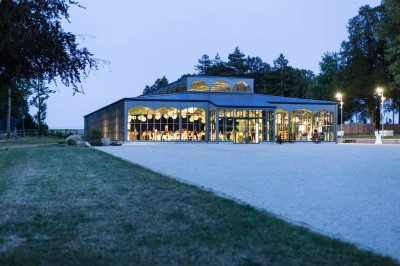 Miniature Location salle Piré-sur-Seiche (Ille-et-Vilaine) - Domaine du Château des Pères #5 Salon moderne avec fauteuils colorés, canapé bleu, tables basses en bois et luminaires suspendus dans un décor chaleureux.