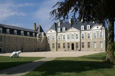 Miniature Location salle Piré-sur-Seiche (Ille-et-Vilaine) - Domaine du Château des Pères #15 Lit double avec une couverture blanche, des coussins colorés et une robe de mariée posée sur le côté.