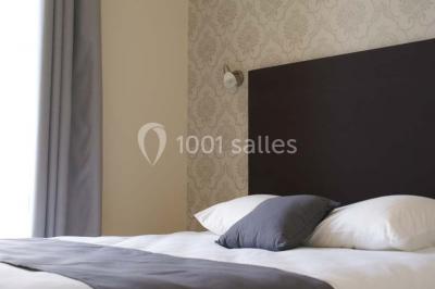 Miniature Location salle Piré-sur-Seiche (Ille-et-Vilaine) - Domaine du Château des Pères #26 Lit double avec une couverture blanche, des coussins colorés et une robe de mariée posée sur le côté.