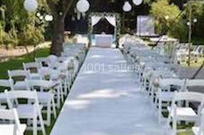 Miniature Location salle Bruxelles (Bruxelles-Capitale) - Villattitude #15 Décoration florale séchée sur une table, avec un jardin verdoyant et une tente blanche en arrière-plan.