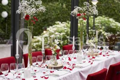 Miniature Location salle Bruxelles (Bruxelles-Capitale) - Villattitude #4 Décoration florale séchée sur une table, avec un jardin verdoyant et une tente blanche en arrière-plan.