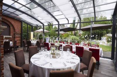 Miniature Location salle Bruxelles (Bruxelles-Capitale) - Villattitude #5 Décoration florale séchée sur une table, avec un jardin verdoyant et une tente blanche en arrière-plan.