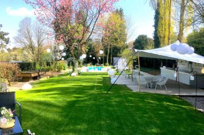 Miniature Location salle Bruxelles (Bruxelles-Capitale) - Villattitude #12 Décoration florale séchée sur une table, avec un jardin verdoyant et une tente blanche en arrière-plan.