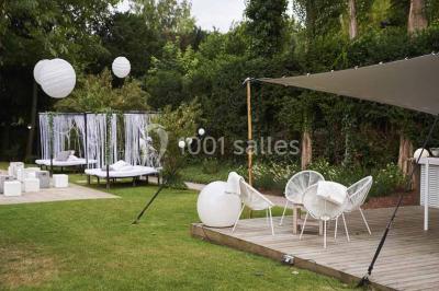 Miniature Location salle Bruxelles (Bruxelles-Capitale) - Villattitude #13 Décoration florale séchée sur une table, avec un jardin verdoyant et une tente blanche en arrière-plan.