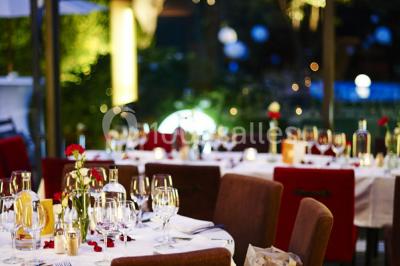 Miniature Location salle Bruxelles (Bruxelles-Capitale) - Villattitude #10 Décoration florale séchée sur une table, avec un jardin verdoyant et une tente blanche en arrière-plan.