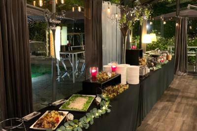 Miniature Location salle Bruxelles (Bruxelles-Capitale) - Villattitude #22 Décoration florale séchée sur une table, avec un jardin verdoyant et une tente blanche en arrière-plan.