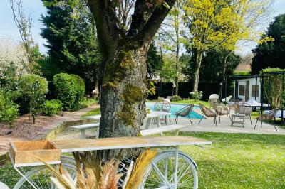 Miniature Location salle Bruxelles (Bruxelles-Capitale) - Villattitude #16 Décoration florale séchée sur une table, avec un jardin verdoyant et une tente blanche en arrière-plan.