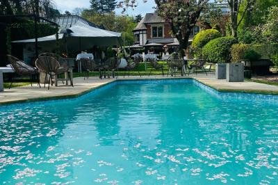 Miniature Location salle Bruxelles (Bruxelles-Capitale) - Villattitude #18 Décoration florale séchée sur une table, avec un jardin verdoyant et une tente blanche en arrière-plan.