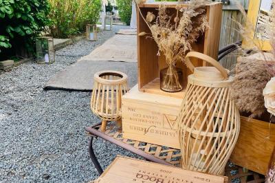 Miniature Location salle Bruxelles (Bruxelles-Capitale) - Villattitude #19 Décoration florale séchée sur une table, avec un jardin verdoyant et une tente blanche en arrière-plan.