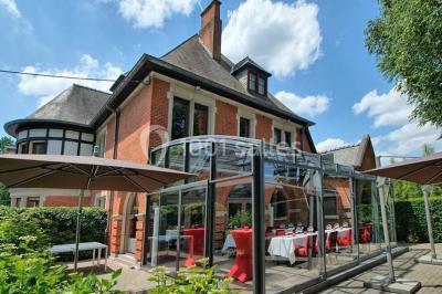 Miniature Location salle Bruxelles (Bruxelles-Capitale) - Villattitude #2 Décoration florale séchée sur une table, avec un jardin verdoyant et une tente blanche en arrière-plan.