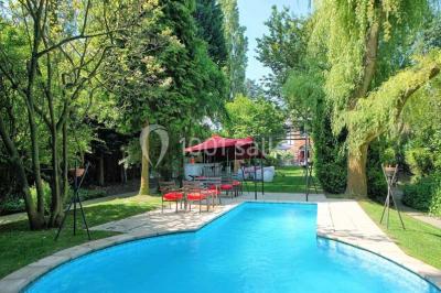 Miniature Location salle Bruxelles (Bruxelles-Capitale) - Villattitude #3 Décoration florale séchée sur une table, avec un jardin verdoyant et une tente blanche en arrière-plan.