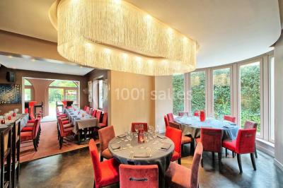 Miniature Location salle Bruxelles (Bruxelles-Capitale) - Villattitude #7 Décoration florale séchée sur une table, avec un jardin verdoyant et une tente blanche en arrière-plan.