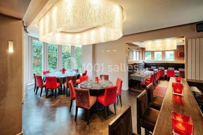 Miniature Location salle Bruxelles (Bruxelles-Capitale) - Villattitude #8 Décoration florale séchée sur une table, avec un jardin verdoyant et une tente blanche en arrière-plan.