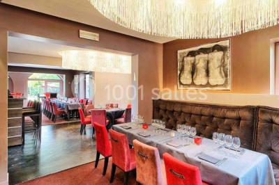 Miniature Location salle Bruxelles (Bruxelles-Capitale) - Villattitude #9 Décoration florale séchée sur une table, avec un jardin verdoyant et une tente blanche en arrière-plan.