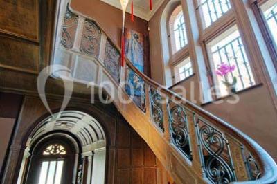 Miniature Location salle Bruxelles (Bruxelles-Capitale) - Villattitude #11 Décoration florale séchée sur une table, avec un jardin verdoyant et une tente blanche en arrière-plan.