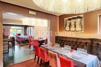 Miniature Location salle Bruxelles (Bruxelles-Capitale) - Villattitude #14 Escalier en bois sculpté avec rampe en métal, lustres suspendus et grandes fenêtres laissant entrer la lumière naturelle.