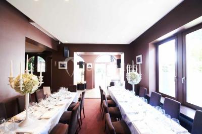 Miniature Location salle Bruxelles (Bruxelles-Capitale) - Villattitude #16 Escalier en bois sculpté avec rampe en métal, lustres suspendus et grandes fenêtres laissant entrer la lumière naturelle.