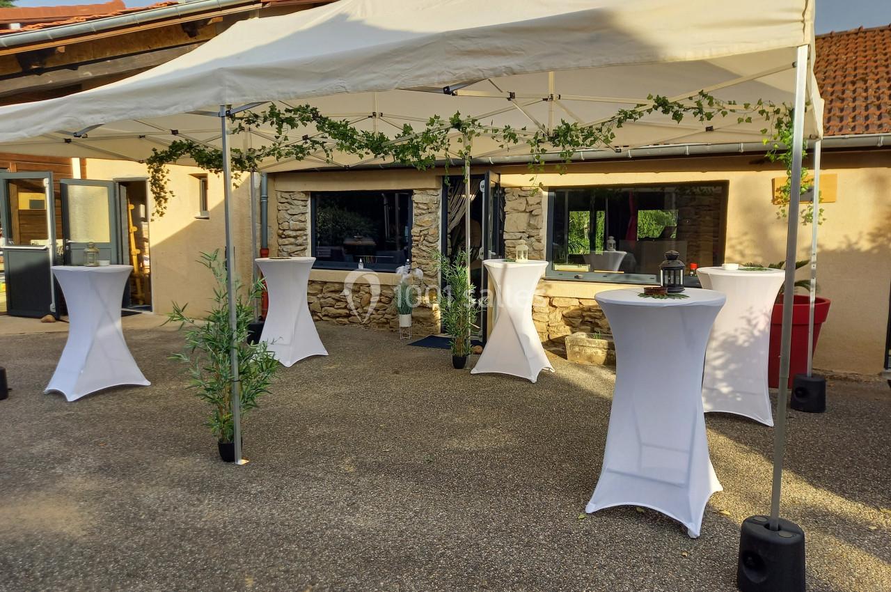 Terrasse de La Ferme avec un barnum