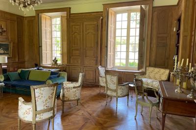 Miniature Location salle Triguères (Loiret) - Manoir du Grand Courtoiseau et ses Jardins Remarquables #32 Vaisselier rouge avec portes vitrées, contenant des verres, plats, bols et assiettes en céramique et en métal.