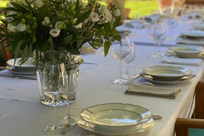 Miniature Location salle Triguères (Loiret) - Manoir du Grand Courtoiseau et ses Jardins Remarquables #22 Vaisselier rouge avec portes vitrées, contenant des verres, plats, bols et assiettes en céramique et en métal.