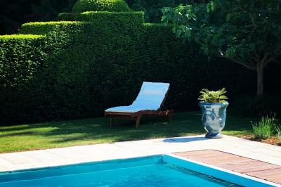Miniature Location salle Triguères (Loiret) - Manoir du Grand Courtoiseau et ses Jardins Remarquables #24 Vaisselier rouge avec portes vitrées, contenant des verres, plats, bols et assiettes en céramique et en métal.