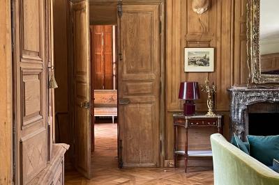 Miniature Location salle Triguères (Loiret) - Manoir du Grand Courtoiseau et ses Jardins Remarquables #34 Vaisselier rouge avec portes vitrées, contenant des verres, plats, bols et assiettes en céramique et en métal.