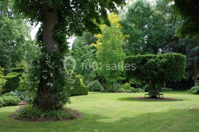 Miniature Location salle Triguères (Loiret) - Manoir du Grand Courtoiseau et ses Jardins Remarquables #13 Vaisselier rouge avec portes vitrées, contenant des verres, plats, bols et assiettes en céramique et en métal.
