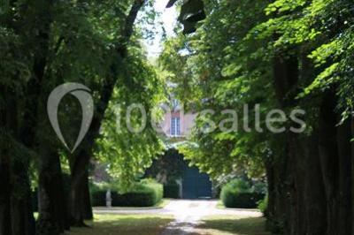 Miniature Location salle Triguères (Loiret) - Manoir du Grand Courtoiseau et ses Jardins Remarquables #14 Vaisselier rouge avec portes vitrées, contenant des verres, plats, bols et assiettes en céramique et en métal.