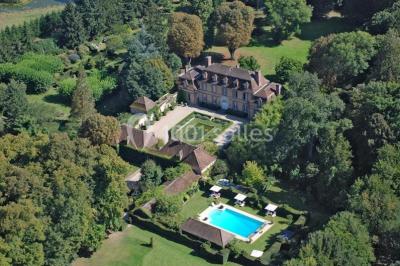 Miniature Location salle Triguères (Loiret) - Manoir du Grand Courtoiseau et ses Jardins Remarquables #2 Vaisselier rouge avec portes vitrées, contenant des verres, plats, bols et assiettes en céramique et en métal.