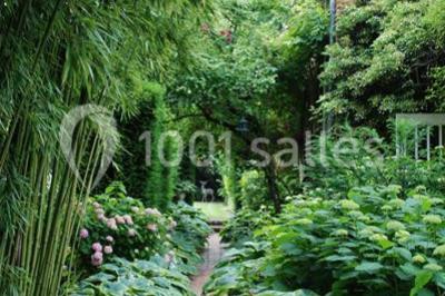 Miniature Location salle Triguères (Loiret) - Manoir du Grand Courtoiseau et ses Jardins Remarquables #17 Vaisselier rouge avec portes vitrées, contenant des verres, plats, bols et assiettes en céramique et en métal.