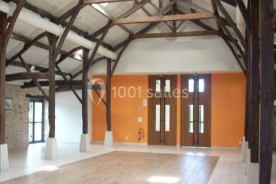 Plan architectural d'une salle communale avec dimensions, zones fonctionnelles et annotations techniques.