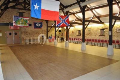 Plan architectural d'une salle communale avec dimensions, zones fonctionnelles et annotations techniques.