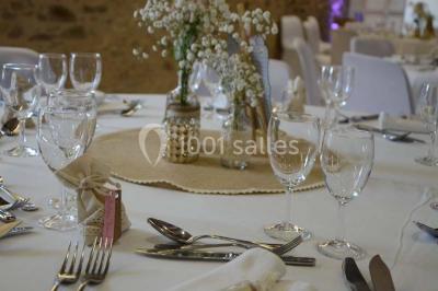 Plan architectural d'une salle communale avec dimensions, zones fonctionnelles et annotations techniques.