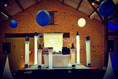 Plan architectural d'une salle communale avec dimensions, zones fonctionnelles et annotations techniques.