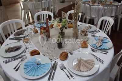 Plan architectural d'une salle communale avec dimensions, zones fonctionnelles et annotations techniques.