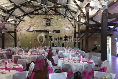 Plan architectural d'une salle communale avec dimensions, zones fonctionnelles et annotations techniques.