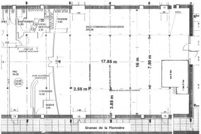 Plan architectural d'une salle communale avec dimensions, zones fonctionnelles et annotations techniques.