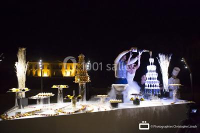 Miniature Location salle Ouzouer-sur-Trézée (Loiret) - Château de Pont-chevron #8 Voiture ancienne noire stationnée devant un bâtiment blanc entouré de jardins et d'arbres sous un ciel bleu.