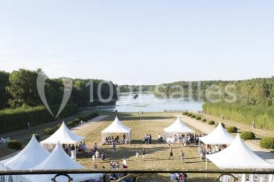 Miniature Location salle Ouzouer-sur-Trézée (Loiret) - Château de Pont-chevron #16 Voiture ancienne noire stationnée devant un bâtiment blanc entouré de jardins et d'arbres sous un ciel bleu.