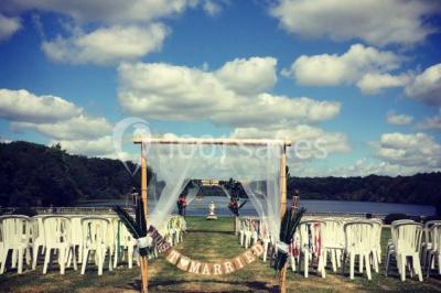 Miniature Location salle Ouzouer-sur-Trézée (Loiret) - Château de Pont-chevron #17 Voiture ancienne noire stationnée devant un bâtiment blanc entouré de jardins et d'arbres sous un ciel bleu.