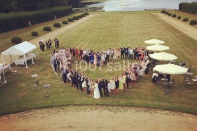 Miniature Location salle Ouzouer-sur-Trézée (Loiret) - Château de Pont-chevron #19 Voiture ancienne noire stationnée devant un bâtiment blanc entouré de jardins et d'arbres sous un ciel bleu.