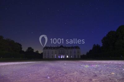 Miniature Location salle Ouzouer-sur-Trézée (Loiret) - Château de Pont-chevron #10 Voiture ancienne noire stationnée devant un bâtiment blanc entouré de jardins et d'arbres sous un ciel bleu.
