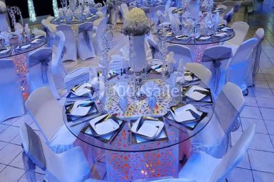 Table garnie de verrines, jus d'orange, pâtisseries et une lanterne décorative dans un cadre lumineux.