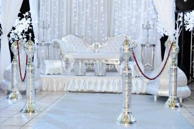 Table garnie de verrines, jus d'orange, pâtisseries et une lanterne décorative dans un cadre lumineux.