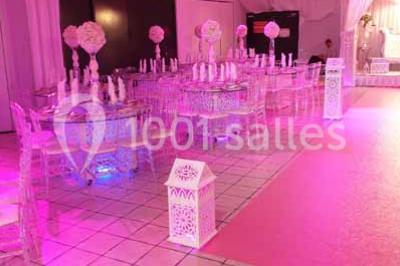 Table garnie de verrines, jus d'orange, pâtisseries et une lanterne décorative dans un cadre lumineux.