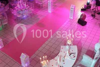 Table garnie de verrines, jus d'orange, pâtisseries et une lanterne décorative dans un cadre lumineux.