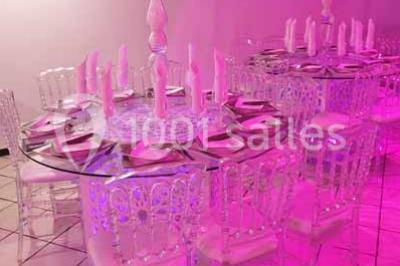 Table garnie de verrines, jus d'orange, pâtisseries et une lanterne décorative dans un cadre lumineux.