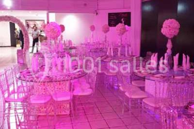 Table garnie de verrines, jus d'orange, pâtisseries et une lanterne décorative dans un cadre lumineux.